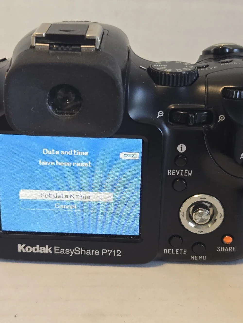 Kodak EasyShare P712 Black 7.1MP Digital Camera w/2 Batteries & Charger *TESTED*